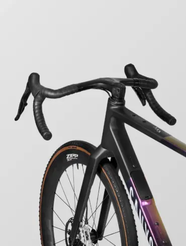 Vorderansicht eines Canyon Grail CFR AXS Gravelbikes mit Fokus auf Lenker, Gabel und Teil des Rahmens.