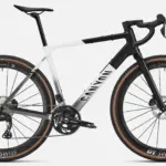 Seitenansicht eines Canyon Grail CFR Di2 Gravelbikes in weiß und schwarz mit braunen Reifen.