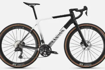 Seitenansicht eines Canyon Grail CFR Di2 Gravelbikes in weiß und schwarz mit braunen Reifen.