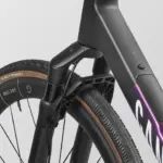 Detailansicht des Canyon Grail CFR w/ RIFT mit Fokus auf die Gabel, das Vorderrad und den Gabelschaft.