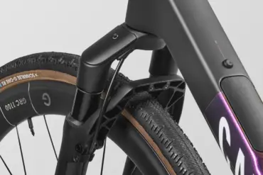 Detailansicht des Canyon Grail CFR w/ RIFT mit Fokus auf die Gabel, das Vorderrad und den Gabelschaft.