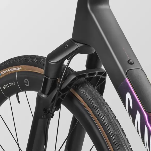 Detailansicht des Canyon Grail CFR w/ RIFT mit Fokus auf die Gabel, das Vorderrad und den Gabelschaft.