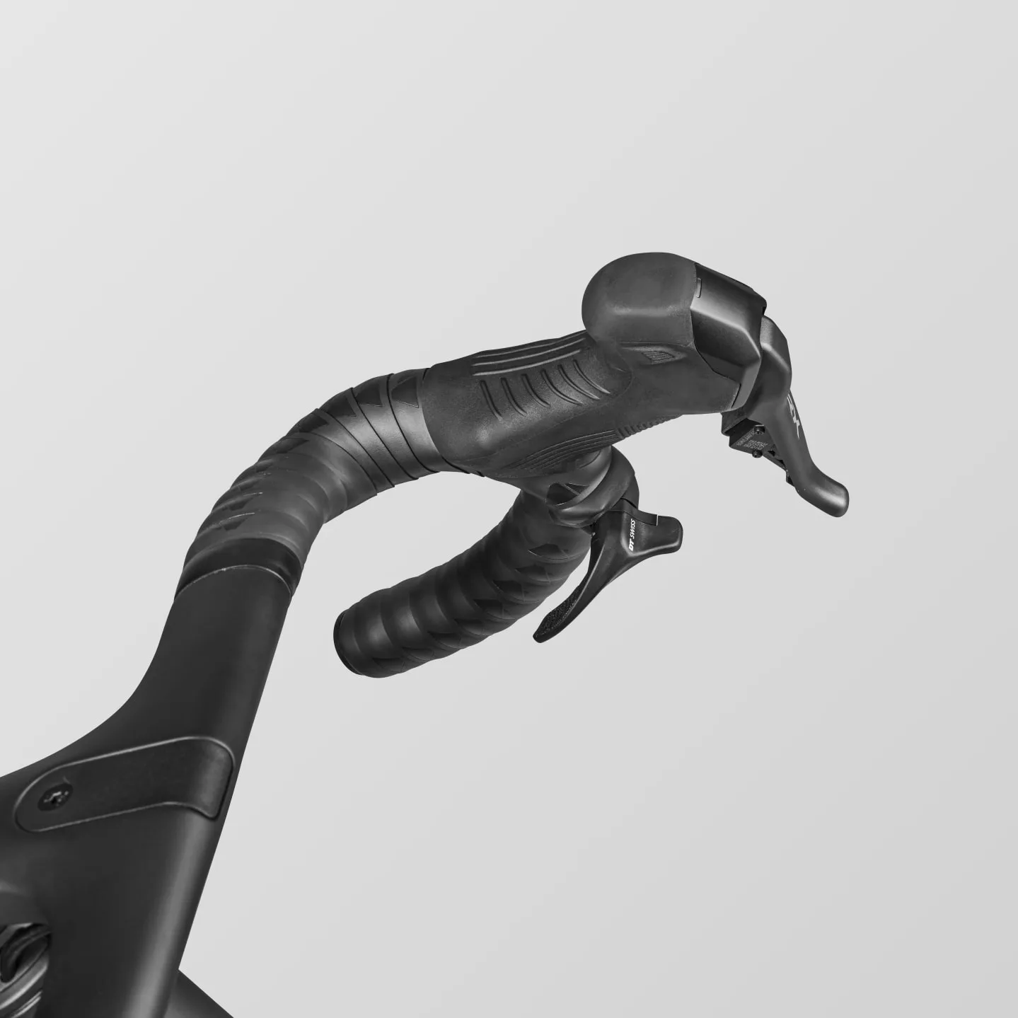 Nahaufnahme des schwarzen Carbon-Lenkers des Canyon Grail CFR w/ RIFT mit Shimano GRX Di2 Schalthebeln.