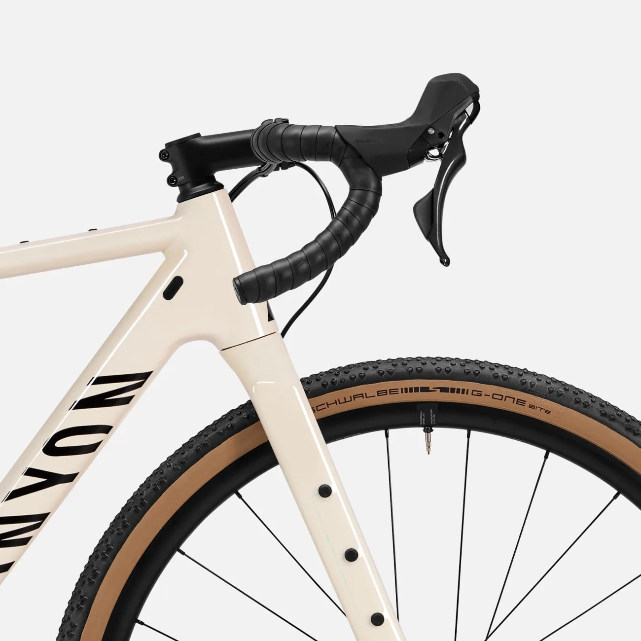 Detailansicht des Vorbaus, Lenkers und der Fahrradgabel eines Canyon Grizl 5 Gravelbikes in Affogato-Lackierung
