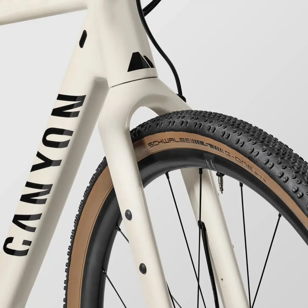 Nahaufnahme des cremefarbenen Rahmens eines Canyon Grizl 5 Gravelbikes mit