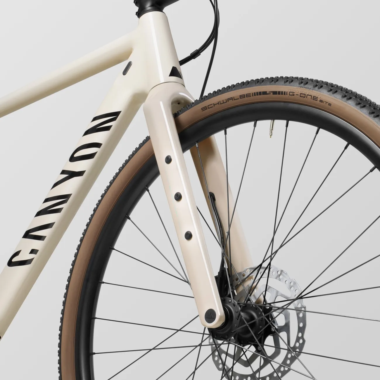 Nahaufnahme eines cremefarbenen Canyon Grizl 5 Gravelbikes, Fokus auf den Rahmen mit