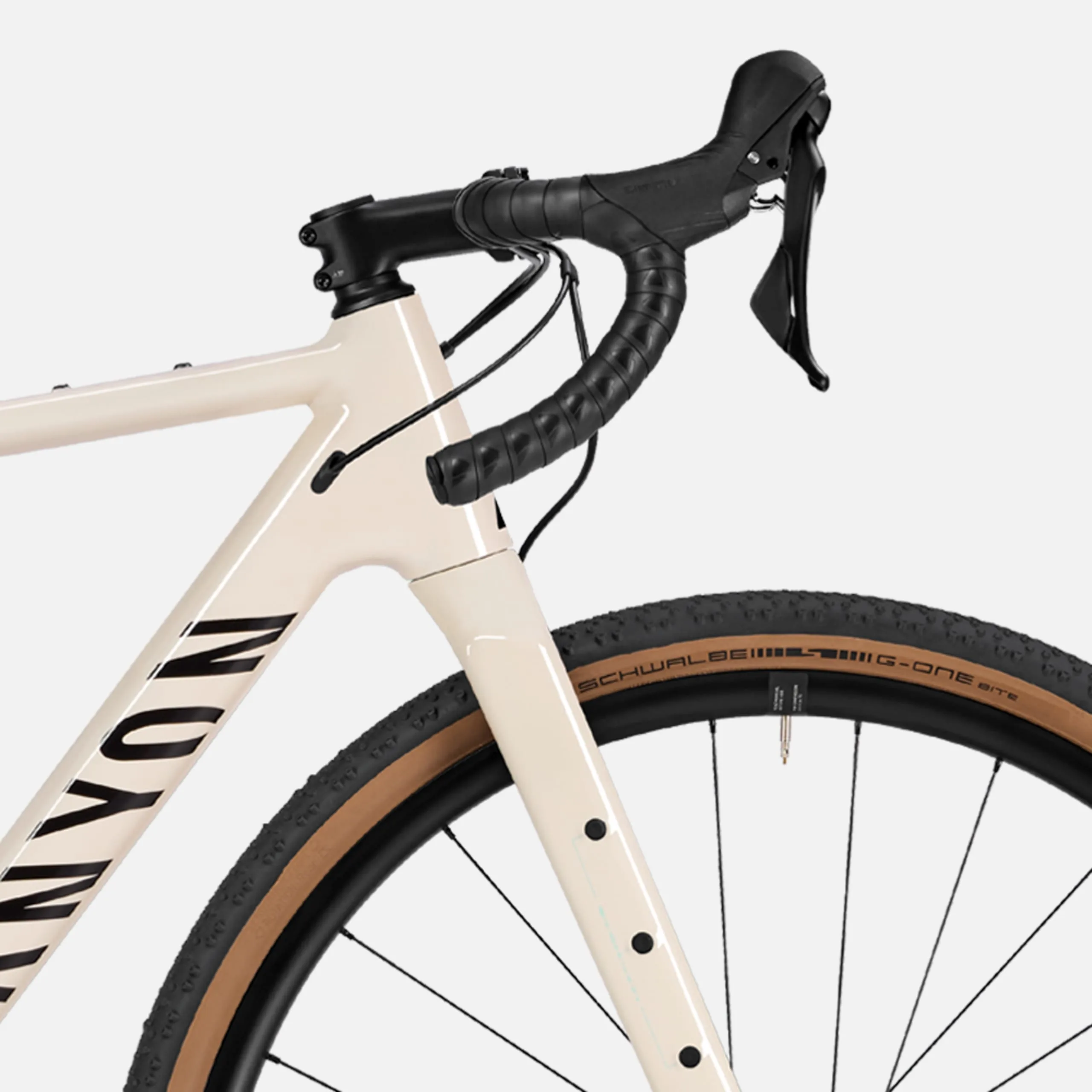 Detailaufnahme des cremefarbenen Canyon Grizl 7 Gravelbikes mit schwarzen Lenkerband und dem Schriftzug