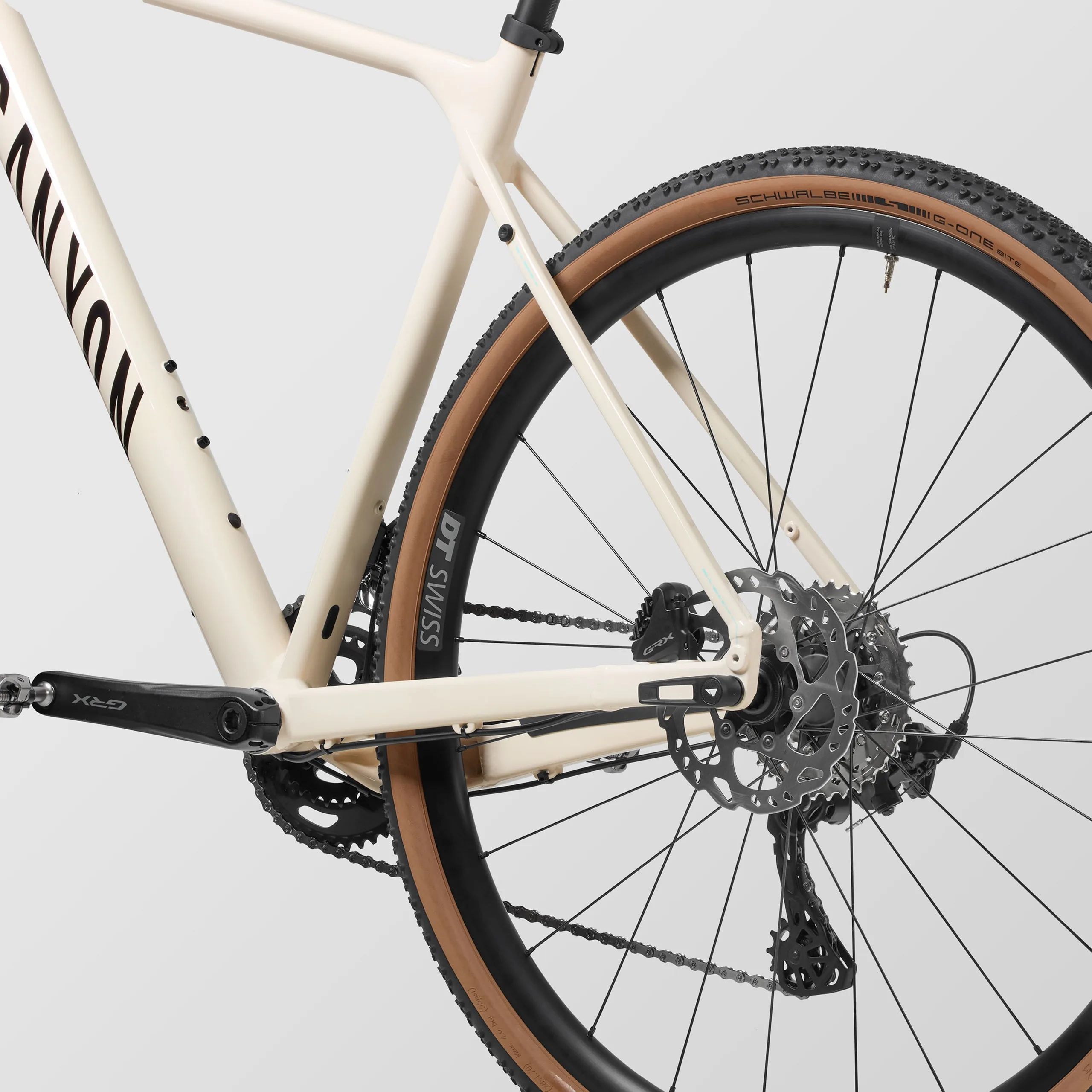 Nahaufnahme des Hinterrads eines Canyon Grizl 7 Gravelbikes mit Schwalbe G-One Reifen, DT Swiss Felge und Shimano GRX Antrieb.