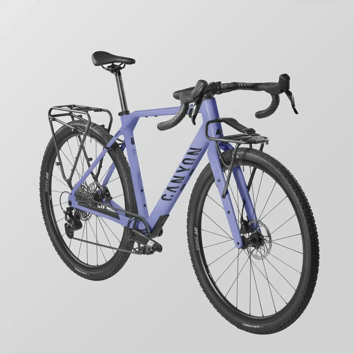 Canyon Grizl CF 6 Gravelbike in Lavender Gelato mit montierten Front- und Heckgepäckträgern, bereit für Bikepacking und lange Touren.