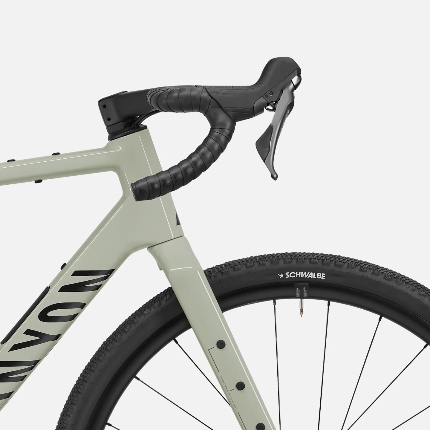 Nahaufnahme des Vorderteils eines Canyon Grizl CF 7 ESC Gravelbikes, Fokus auf den Carbonrahmen mit