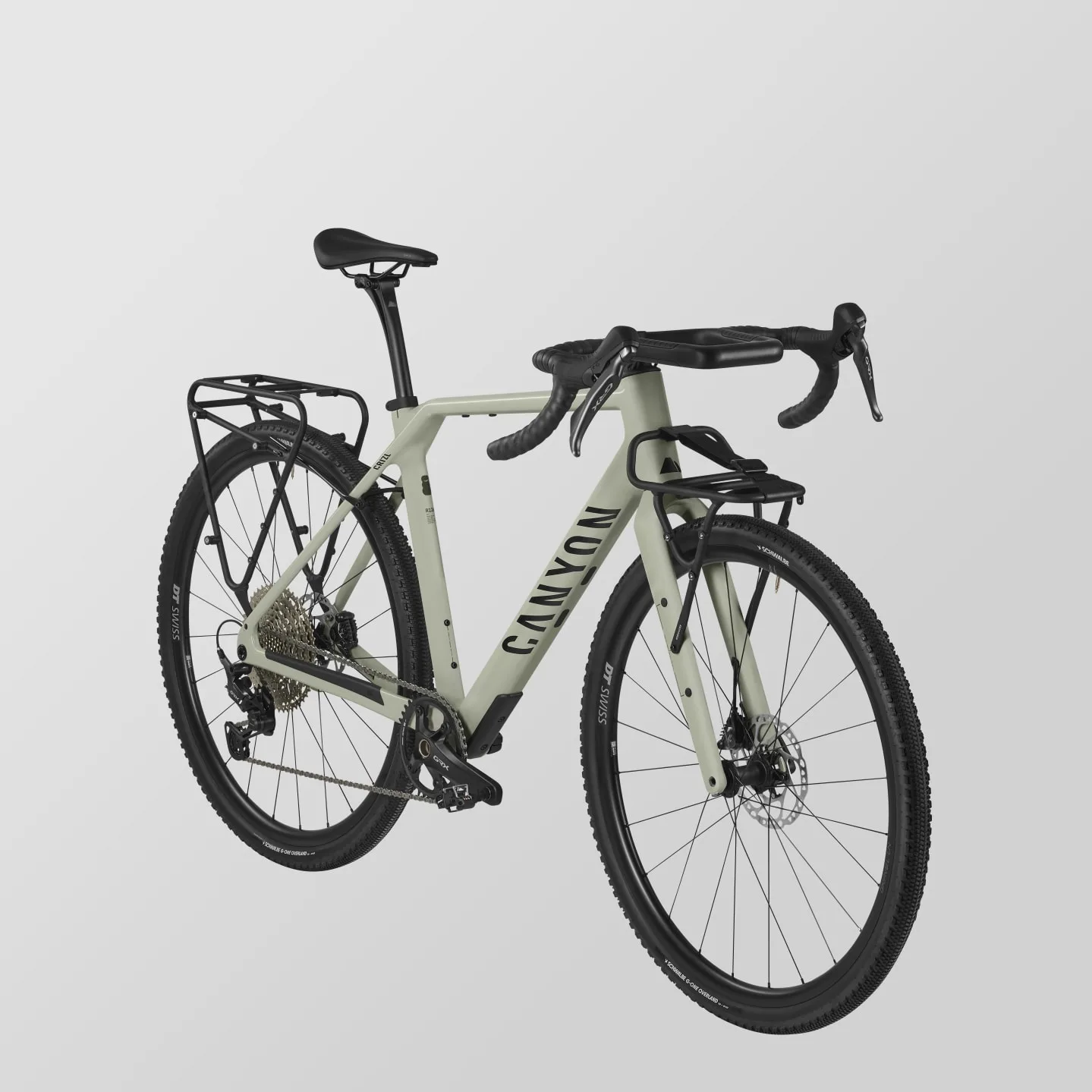 Canyon Grizl CF 7 ESC Gravelbike in heller Farbe, ausgestattet mit vorderen und hinteren Gepäckträgern.