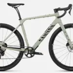 Seitenansicht eines Canyon Grizl CF 7 Gravelbikes mit Carbonrahmen und breiten Reifen.