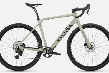 Seitenansicht eines Canyon Grizl CF 7 Gravelbikes mit Carbonrahmen und breiten Reifen.