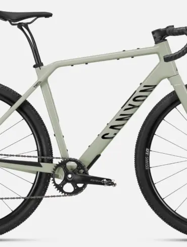 Seitenansicht eines Canyon Grizl CF 7 Gravelbikes mit Carbonrahmen und breiten Reifen.