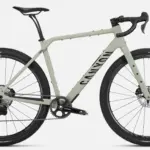 Seitenansicht eines Canyon Grizl CF 8 Di2 Gravelbikes in hellgrüner Lackierung mit schwarzen Canyon GR 30 CF Carbon-Laufrädern und Schwalbe G-One RX Reifen.