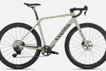 Seitenansicht eines Canyon Grizl CF 8 Di2 Gravelbikes in hellgrüner Lackierung mit schwarzen Canyon GR 30 CF Carbon-Laufrädern und Schwalbe G-One RX Reifen.