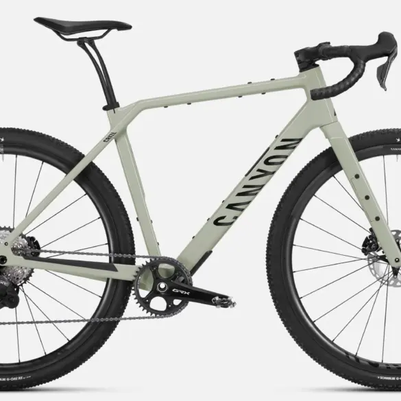 Seitenansicht eines Canyon Grizl CF 8 Di2 Gravelbikes in hellgrüner Lackierung mit schwarzen Canyon GR 30 CF Carbon-Laufrädern und Schwalbe G-One RX Reifen.
