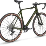 Seitenansicht eines dunkelgrünen Canyon Grizl CF 8 w/ RIFT Gravelbikes mit braunen Reifenwänden.