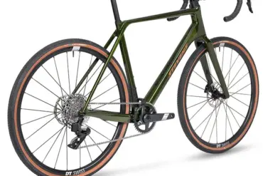 Seitenansicht eines dunkelgrünen Canyon Grizl CF 8 w/ RIFT Gravelbikes mit braunen Reifenwänden.