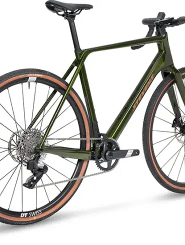 Seitenansicht eines dunkelgrünen Canyon Grizl CF 8 w/ RIFT Gravelbikes mit braunen Reifenwänden.