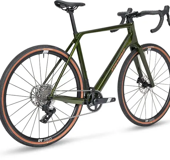 Seitenansicht eines dunkelgrünen Canyon Grizl CF 8 w/ RIFT Gravelbikes mit braunen Reifenwänden.