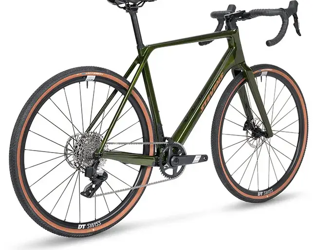 Seitenansicht eines dunkelgrünen Canyon Grizl CF 8 w/ RIFT Gravelbikes mit braunen Reifenwänden.