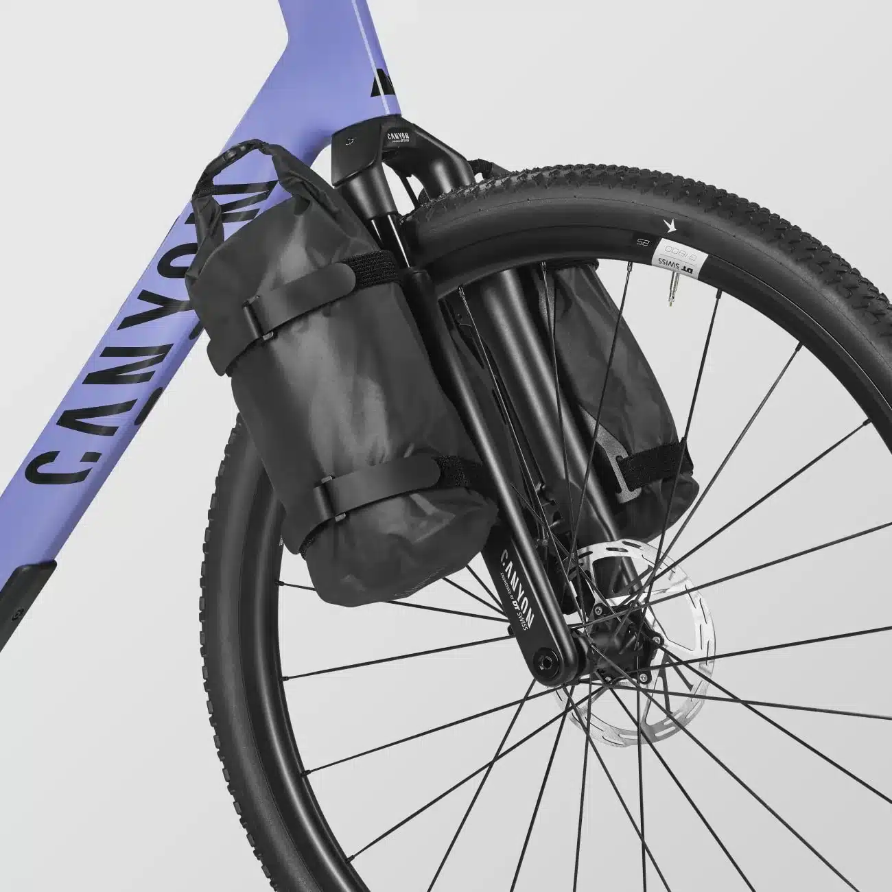 Vorderrad eines Canyon Grizl CF 8 Gravelbikes mit angebrachten schwarzen Bikepacking-Taschen