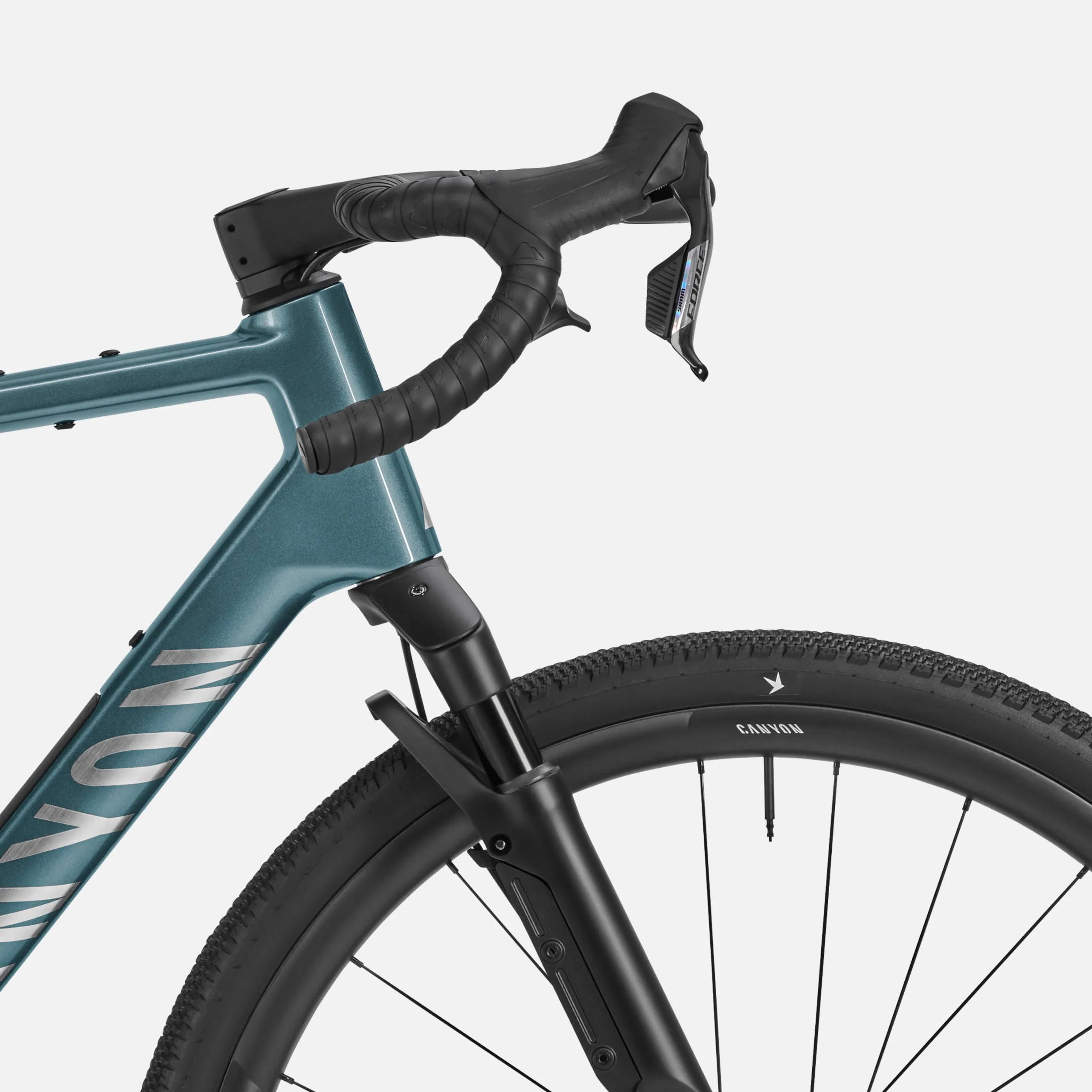 Detailaufnahme des vorderen Teils eines Canyon Grizl CF 9 ESC w/ RIFT Gravelbikes, gezeigt mit einer Frontfederung und dem Lenker