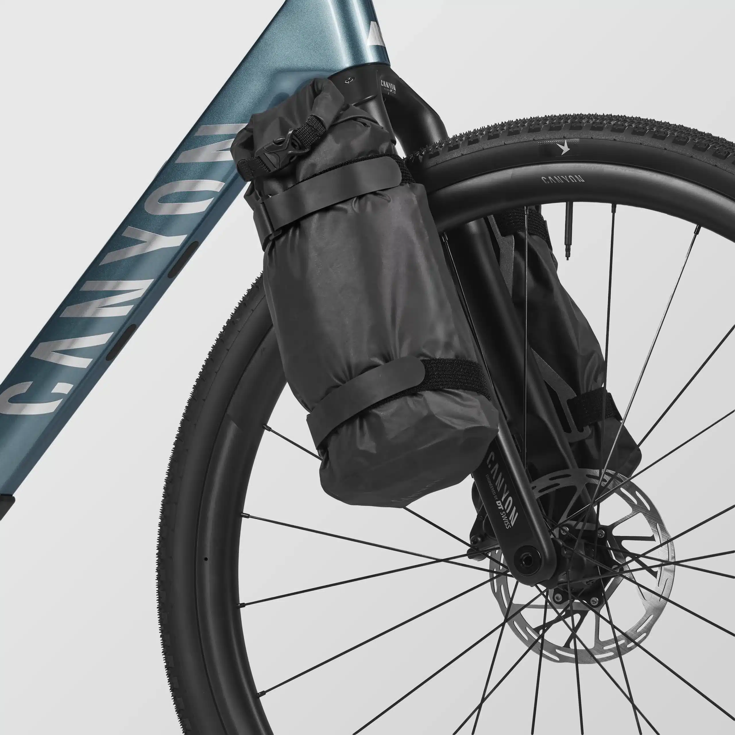 Vorderansicht eines Canyon Grizl CF 9 ESC w/ RIFT Gravelbikes mit einer schwarzen Bikepacking-Lenkertasche, die am Steuerrohr und der Gabel befestigt ist.