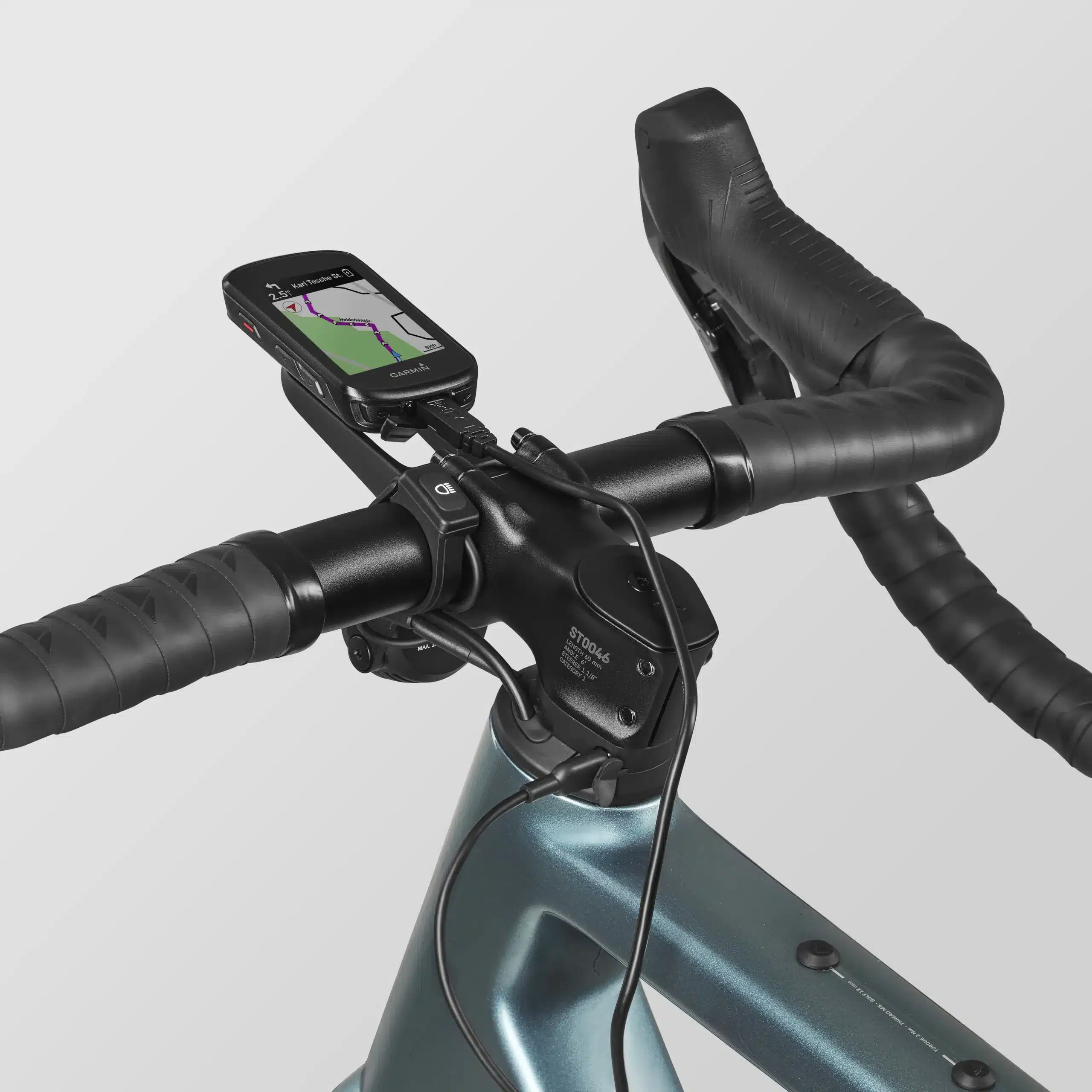 Nahaufnahme des Lenkers eines Canyon Grizl CF 9 Gravelbikes, das ein Garmin-Navigationsgerät und die integrierte ECLIPS-Technologie zeigt.