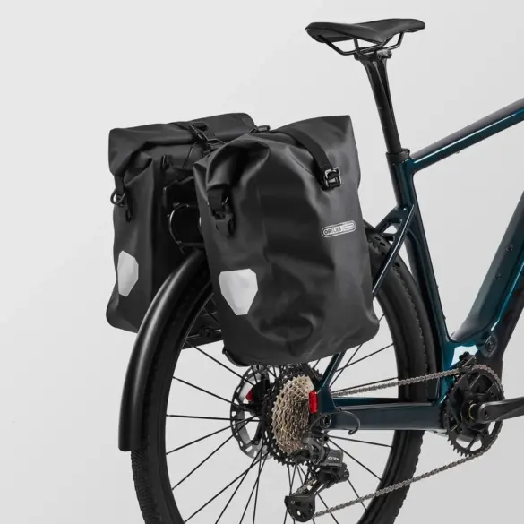 E-Gravelbike Canyon Grizl:ONfly CF 9 mit seitlichen Ortlieb-Packtaschen.