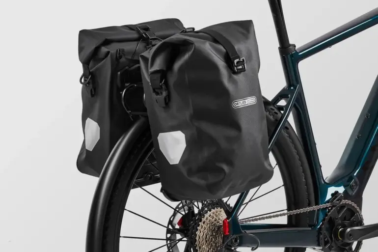 E-Gravelbike Canyon Grizl:ONfly CF 9 mit seitlichen Ortlieb-Packtaschen.