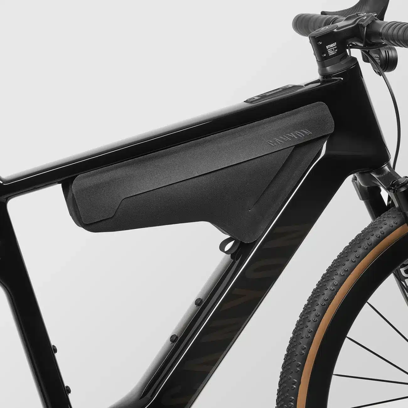 Detailaufnahme eines schwarzen Canyon E-Gravelbikes mit einer schwarzen Rahmentasche, die mit