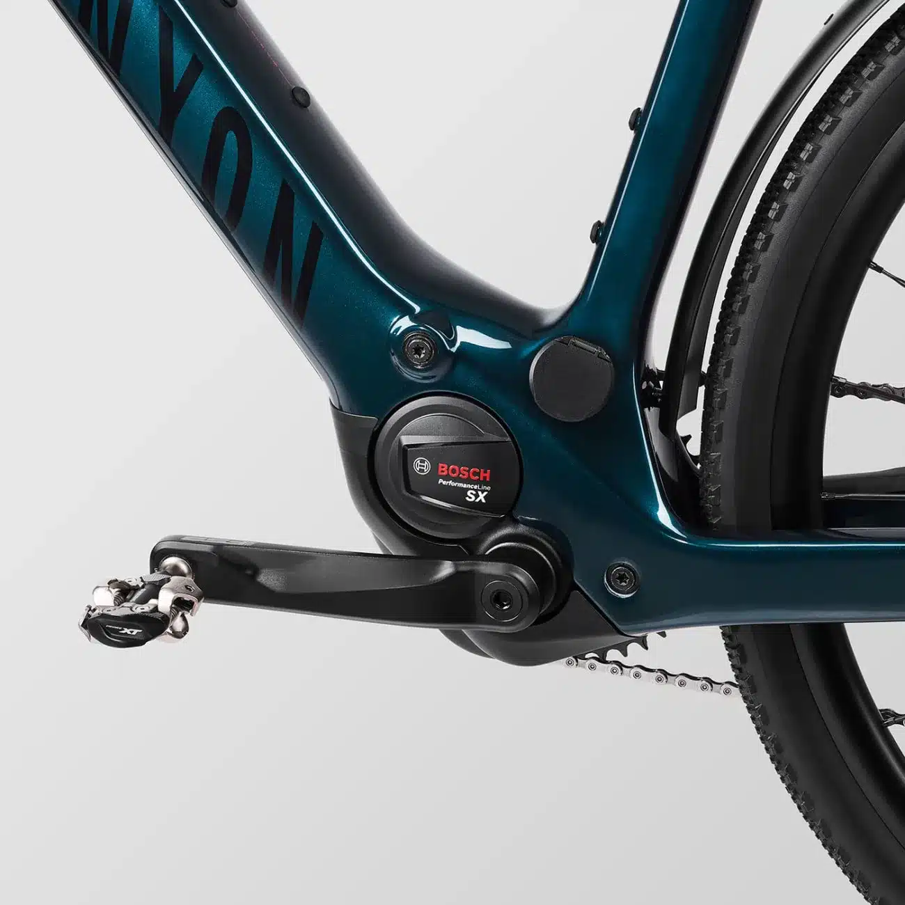 Detailansicht des Canyon Grizl:ONfly CF Daily E-Gravelbikes mit Fokus auf den integrierten Bosch Performance Line SX Motor, Kurbel und Kette.