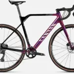 Seitenansicht des Canyon Inflite CF SL 5 Cyclocross-Bikes mit lila und schwarzen Akzenten.