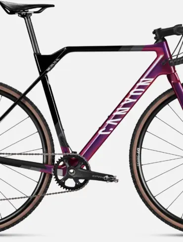 Seitenansicht des Canyon Inflite CF SL 5 Cyclocross-Bikes mit lila und schwarzen Akzenten.