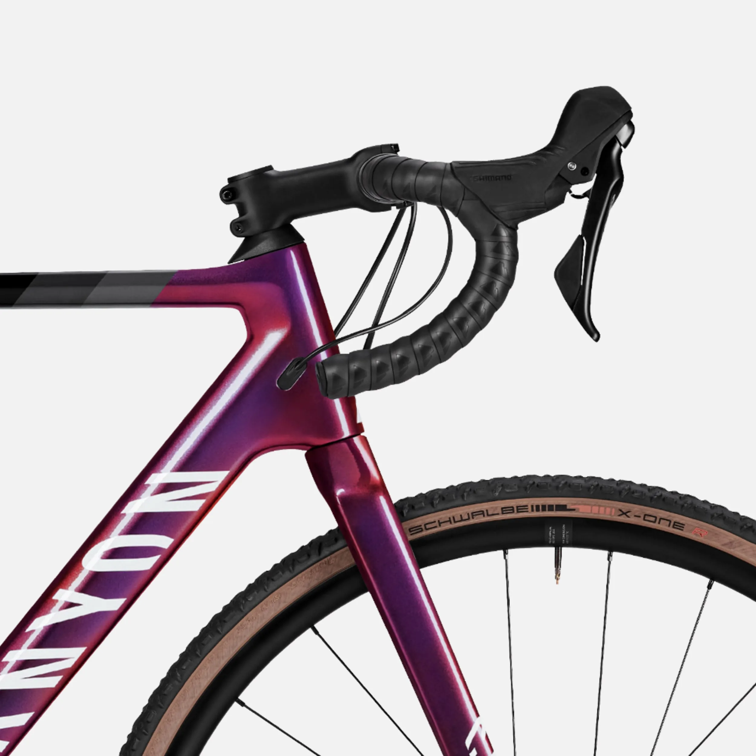 Detailbild eines Canyon Inflite CF SL 5 Cyclocross-Rennrads mit Fokus auf den markanten Rahmenknick, den Lenker mit integrierten Schalt-/Bremshebeln und das Vorderrad mit Gravel-Reifen.