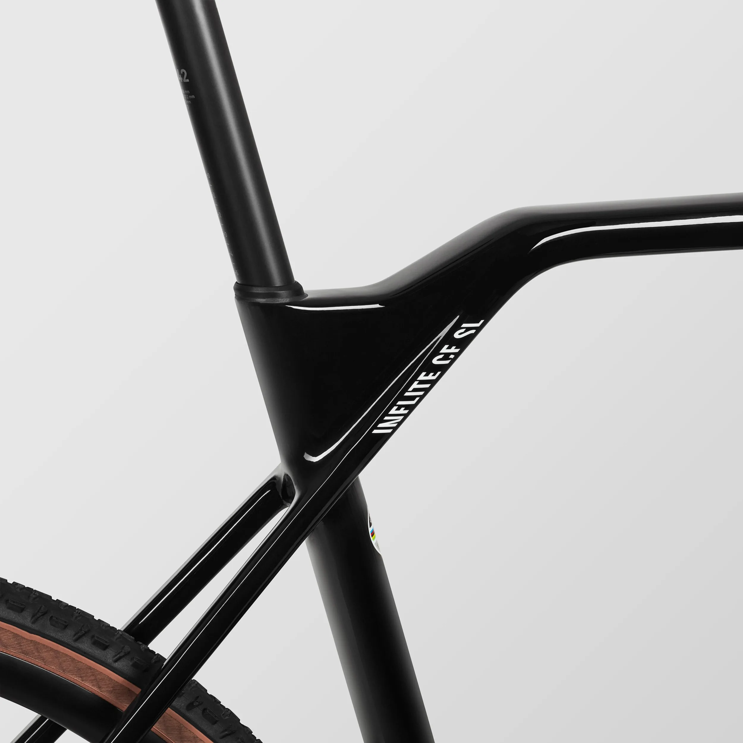 Detail des schwarzen Carbonrahmens eines Canyon Inflite CF SL Cyclocross-Rennrads mit markantem Knick im Oberrohr und dem Aufdruck