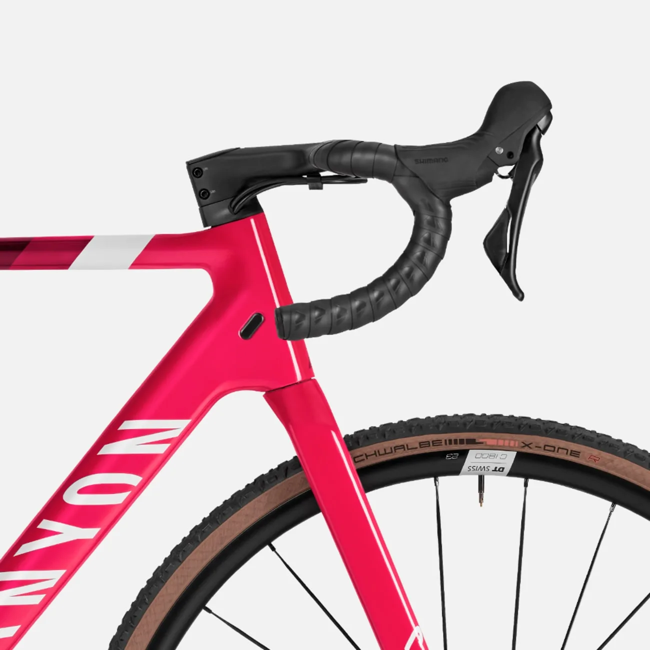 Vorderansicht eines pinkfarbenen Canyon Inflite CF SL 6 Cyclocross-Rads mit Fokus auf den Lenker, die Gabel und das vordere Laufrad mit 'CANYON'-Schriftzug auf dem Rahmen.