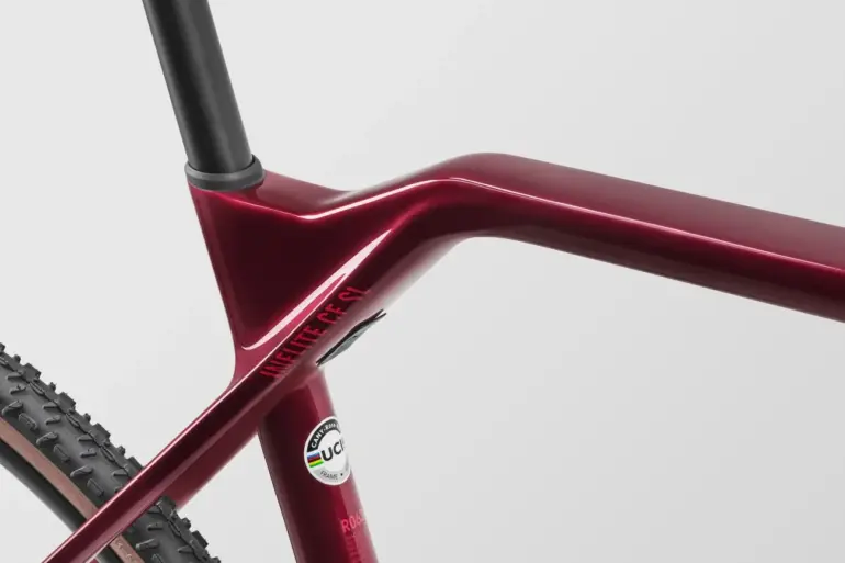 Rot lackierter Carbon-Rahmen eines Canyon Inflite CF SL 6 Fahrrads mit Nahtlos-Sitzrohr und Teilansicht eines Reifens mit Beschriftung.