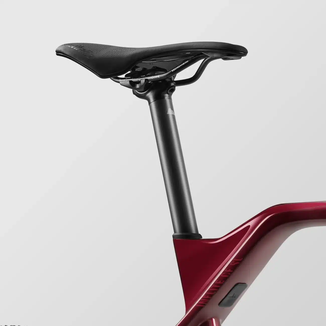 Detailaufnahme eines roten Canyon Inflite CF SL 6 Cyclocross-Rads mit Fokus auf den Sattelbereich.