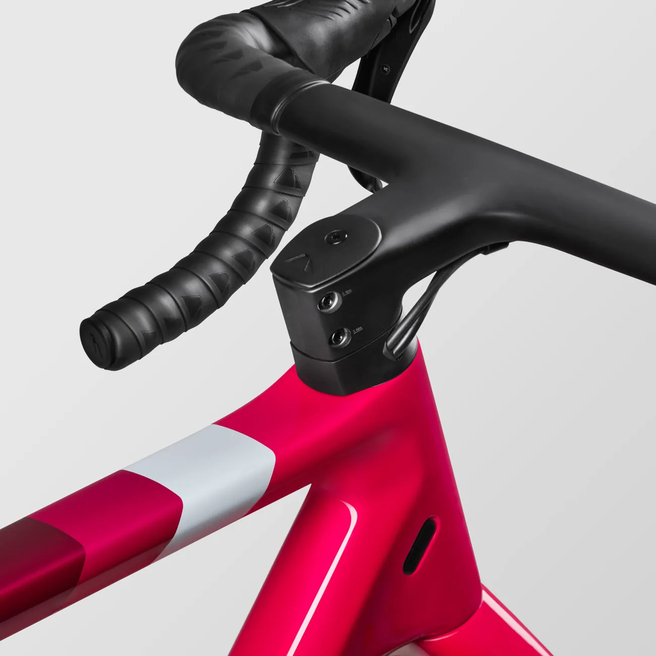 Nahaufnahme des schwarzen Lenkers mit Lenkerband und Vorbau des Canyon Inflite CF SL 6 Rennrads.