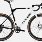 Ein Canyon Inflite CF SLX 7 Cyclocross-Rennrad mit weiß-schwarzem Rahmen und braunen Reifen.