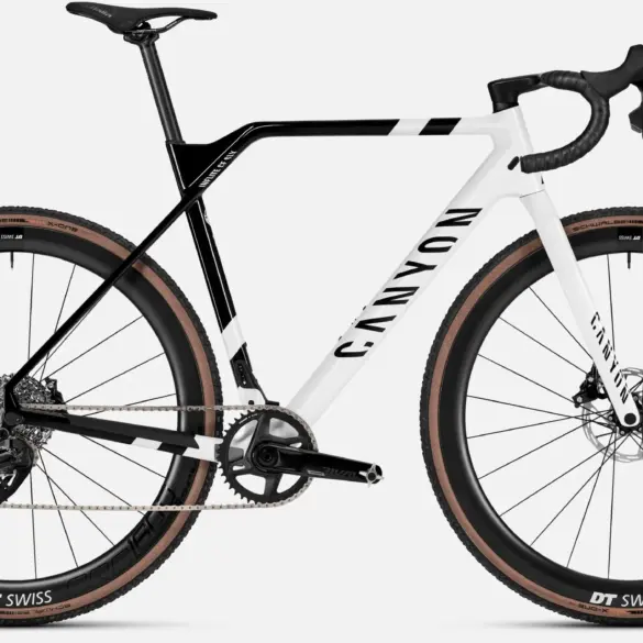 Ein Canyon Inflite CF SLX 7 Cyclocross-Rennrad mit weiß-schwarzem Rahmen und braunen Reifen.