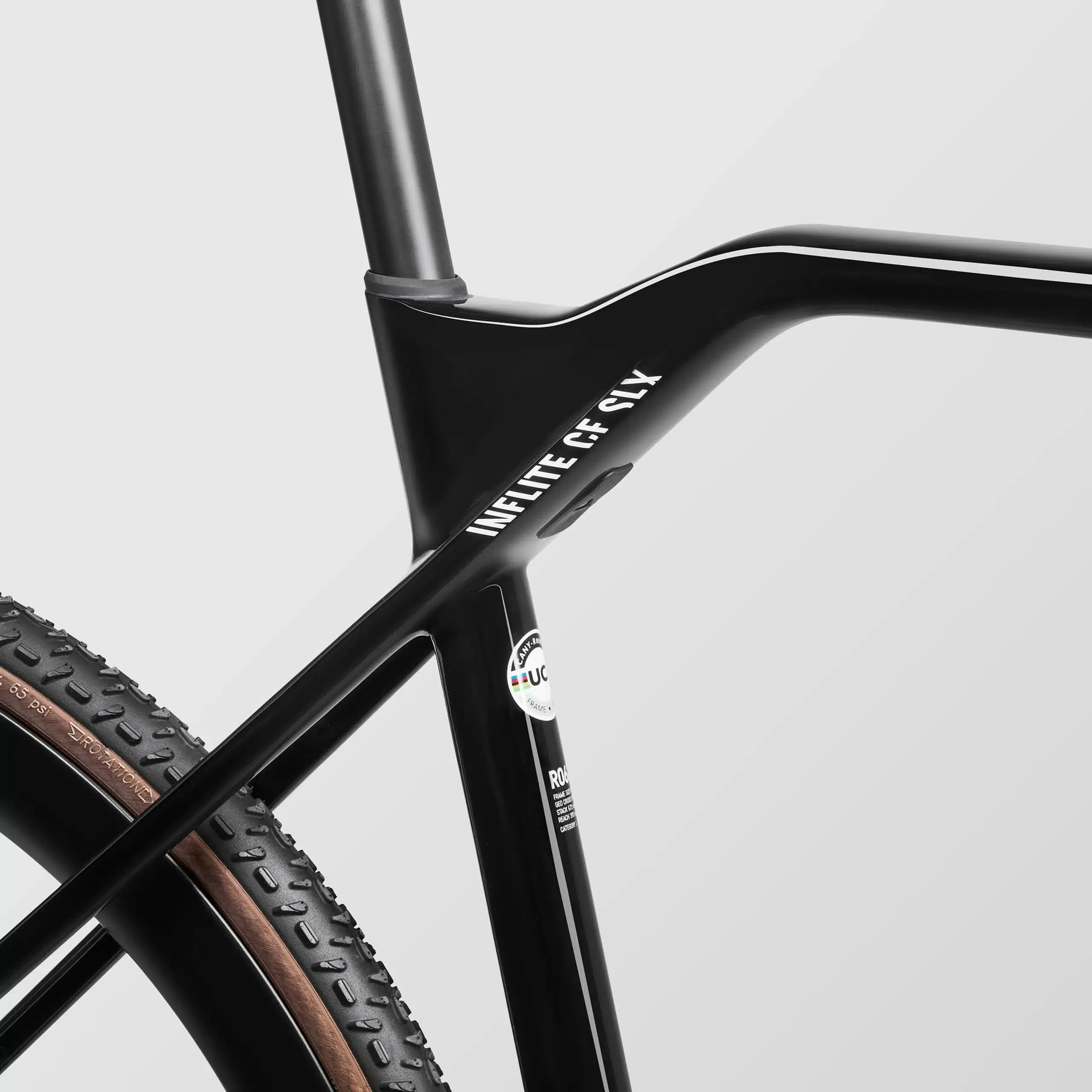 Nahaufnahme des schwarzen Carbonrahmens eines Cyclocross-Rads mit der Aufschrift