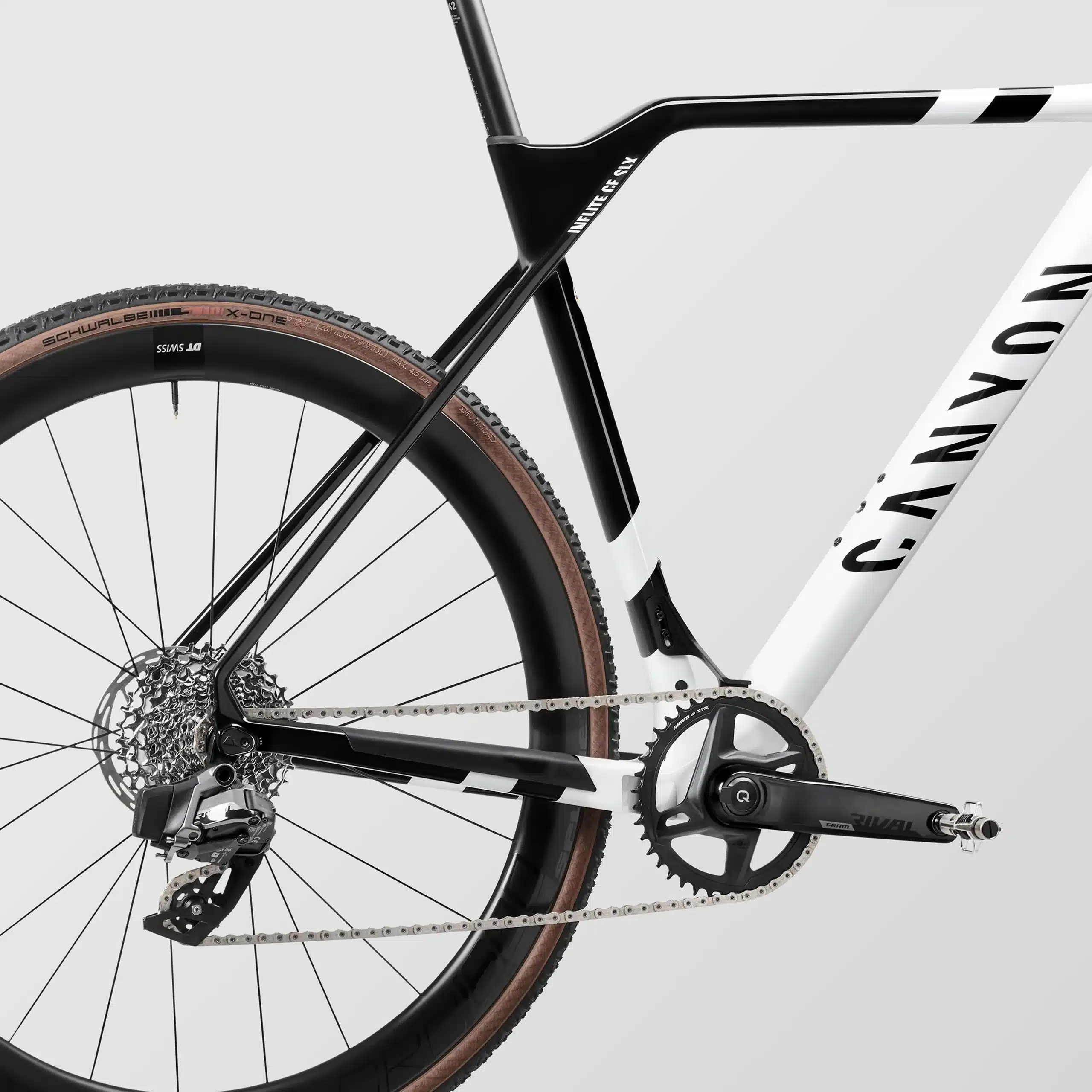 Detailansicht des Canyon Inflite CF SLX 7 Cyclocross-Rads, Fokus auf Hinterradnabe, Kassette, Schaltwerk, Kette, Kurbel und Teil des Rahmens.