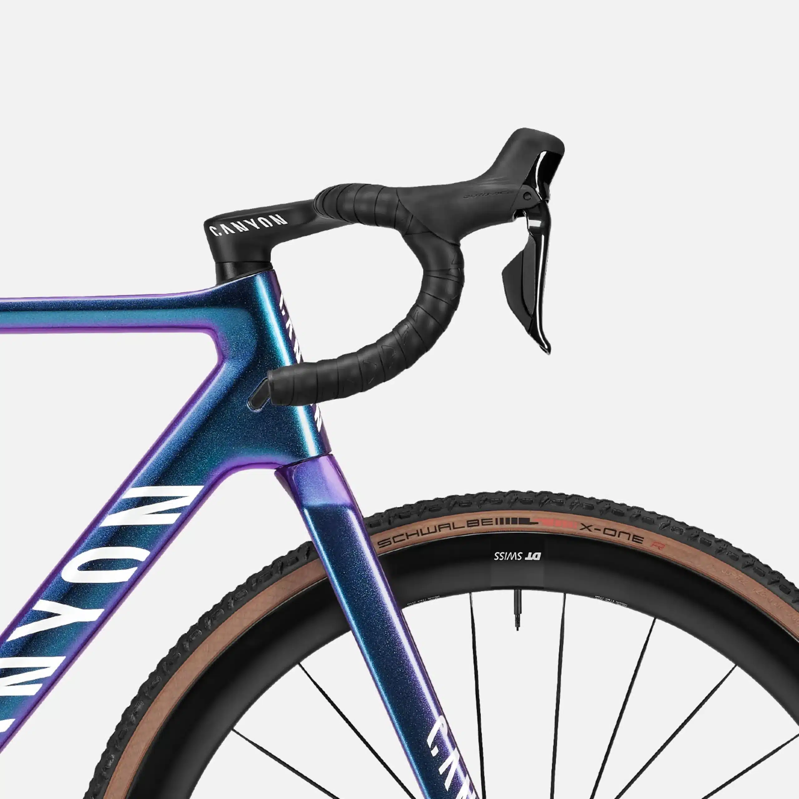 Vorderansicht eines Canyon Inflite CFR Team Cyclocross-Rads mit Fokus auf den Carbonrahmen, den Lenker mit Dura-Ace Schalthebeln und den Schwalbe X-One Reifen.