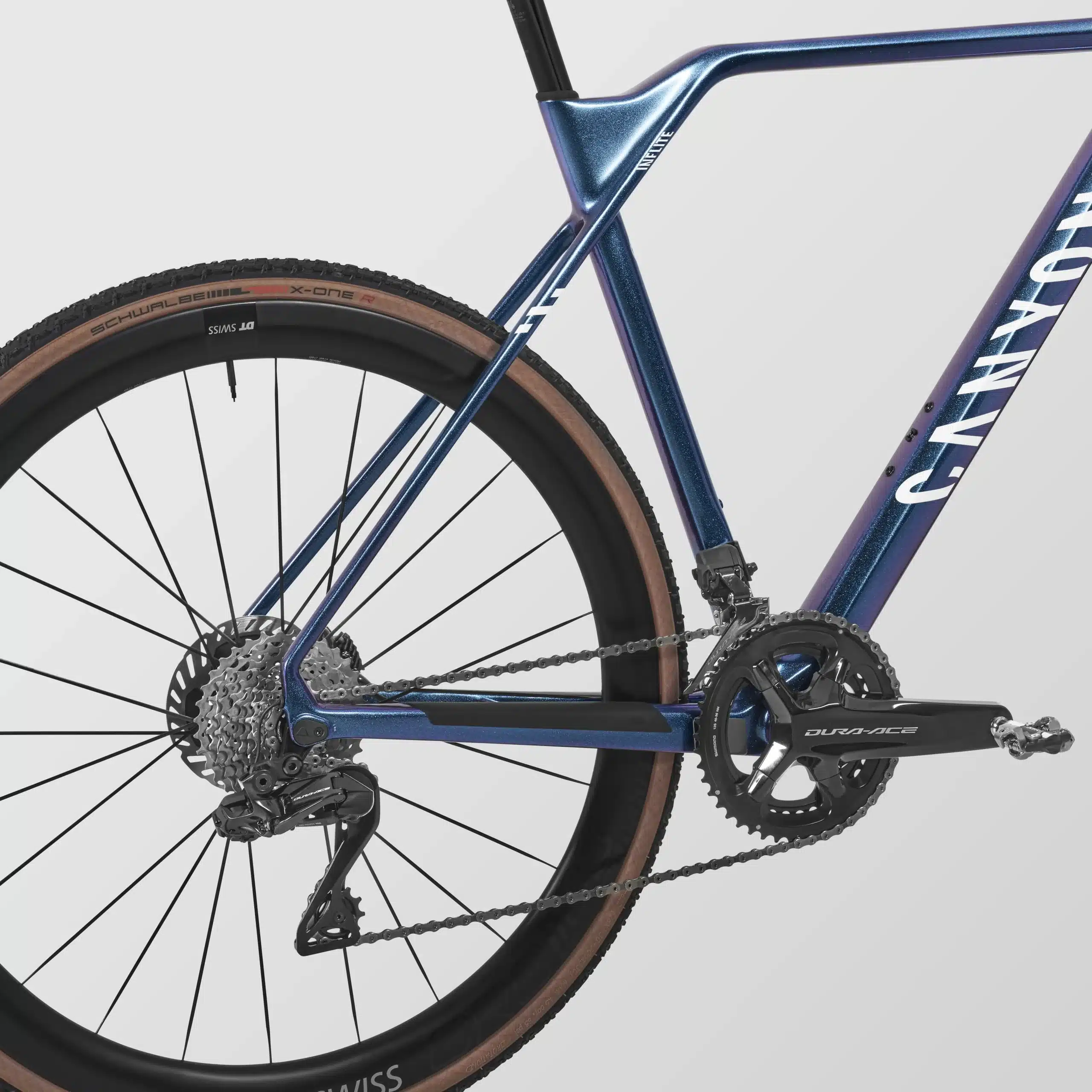 Detailansicht des Antriebsstrangs und des Hinterrads eines blauen Canyon Inflite CFR Team Cyclocross-Rads mit Shimano Dura-Ace Komponenten und DT Swiss Carbon-Laufrädern.