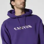 Ein Mann trägt einen lilafarbenen Canyon Men’s Hoodie mit weißem "CANYON"-Schriftzug auf der Brust.