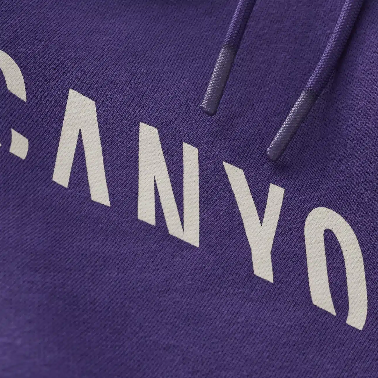 Nahaufnahme eines violetten Hoodies mit dem Schriftzug